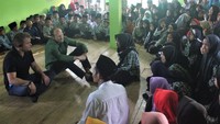 Jika kamu sudah mudah mendapatkan air bersih dari PDAM, dan tidak perlu lagi berjalan jauh, lalu waktu kamu sekarang digunakan untuk apa? Tanya Matt. Dok water.org/Istimewa.
