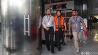 Samsul keluar dari gedung KPK sekitar pukul 16.15 WIB. Dia mengenakan rompi tahanan khas berwarna oranye.