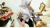 Teman kantor memang paling iseng. Saat kamu lagi diet pasti banyak yang nawarin makanan enak. No, jangan tergoda! Foto: Istimewa