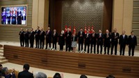 Erdogan berfoto dengan para menteri yang baru ditunjuknya. REUTERS/Umit Bektas.