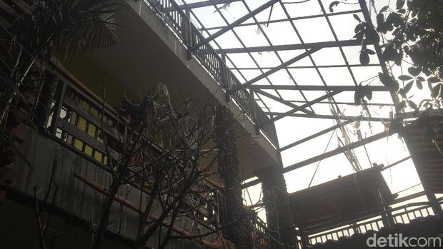  Atap rumah di Duren Sawit terbakar karena sambaran api las pemasangan kanopi, Selasa (10/7/2018)