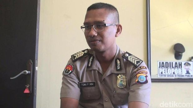 Bripka Toni dengan seragamnya. 