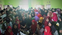 Matt juga terlihat senang dan ramah berfoto dengan para santri di pesantren yang bernama Sabillun Najah. Dok water.org/Istimewa.