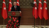Erdogan saat mengumumkan kabinetnya di Kantor Kepresidenan di Ankara, Senin (9/7) waktu setempat. EUTERS/Umit Bektas.