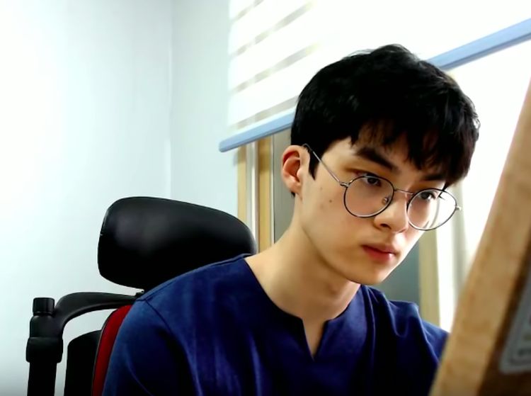 Sosok YouTuber Misterius & Pendiam yang Hebohkan Netizen
