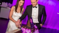Mignolet merayakan hari jadi pernikahannya bersama Jasmien Claes. Acara manis ini diisi dengan potong kue cokelat bersama-sama. Foto: Instagram 22mignolet22
