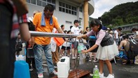 Mereka membawa botol hingga dirigen. REUTERS/Issei Kato.