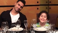 Ia menyebut kalau dirinya sedang makan malam bersama keluarganya. Kira-kira siapa gadis cilik yang ada di sampingnya itu, ya? Foto: Twitter @NChadli