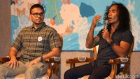 Kaka Slank memberikan pemaparan dalam acara silaturahmi dan sarasehan gerakan Harmoni Laut.