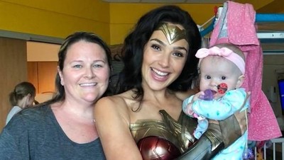 Kala si Cantik Gal Gadot Kunjungi Rumah Sakit Anak