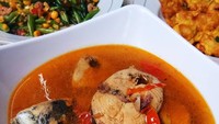 Sop ikan yang ini khas dari Makassar, sebutannya palu mara ikan tuna. Kuahnya yang kemerahan menunjukkan rasanya yang pedas segar. Foto : instagram @yuniarrahmii