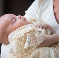 Pangeran Louis mengenakan busana yang sama dengan dua kakaknya saat dibaptis, yaitu gaun satin dengan lace, replika dari gaun untuk anak pertama Ratu Victoria di tahun 1841. Foto: Dok. Getty Images