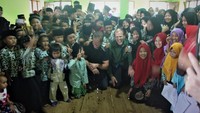 Ini pertama kalinya Matt Damon mengunjungi pesantren. Dok water.org/Istimewa.