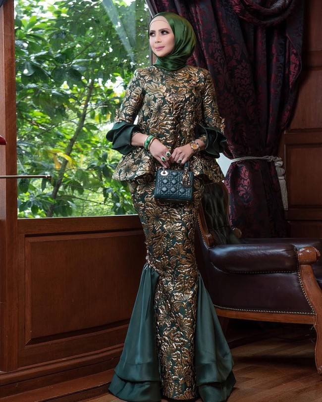 Gaya hijab Rozita memiliki ciri khas. Ia selalu memilih shawl atau pashmina yang dipakai secara praktis. Untuk penampilan sehari-hari, dress berpotongan duyung khas baju kurung Malaysia tampaknya jadi favorit aktris kelahiran 1973 ini. Foto: Instagram/Rozitachewan1
