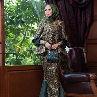 Gaya hijab Rozita memiliki ciri khas. Ia selalu memilih shawl atau pashmina yang dipakai secara praktis. Untuk penampilan sehari-hari, dress berpotongan duyung khas baju kurung Malaysia tampaknya jadi favorit aktris kelahiran 1973 ini. Foto: Instagram/Rozitachewan1