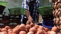 Menurut Kartono dari informasi yang dia peroleh, ada dua pemicu kenaikan harga telur ayam. Pertama, harga pakan ternak ayam naik, Kedua, produksi telur ayam berkurang.