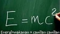 Bahkan rumus dari Albert Einstein pun dibuat meme lucu. Untuk dapatkan energi perlu makanan dan camilan. Foto: Istimewa