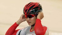 Saat SMP itu aku betul-betul enggak bisa naik sepeda. Dari nol banget belajarnya. Tapi, karena dipaksa akhirnya latihan sehari langsung bisa, kata penyuka warna merah dan hitam itu.