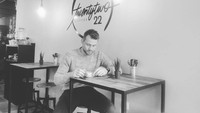 Tidak ada yang lebih baik dibanding memulai hari dengan secangkir kopi, tulis Mignolet yang mampir ke coffee shop favoritnya di Belgia. Foto: Instagram 22mignolet22