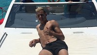 Lucas terlihat asyik berjemur di atas kapal Yacht (Instagram/@lucashernandez5)  