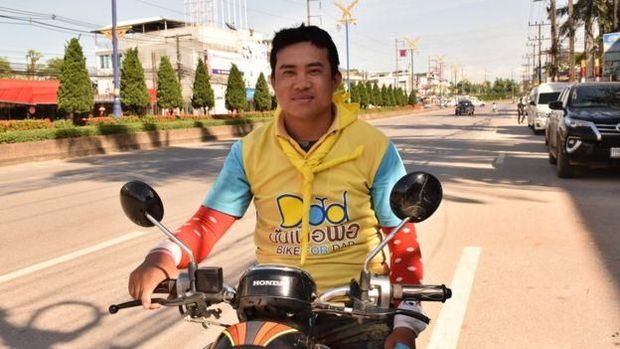 Sam bolak-balik mengantar relawan dan wartawan ke kamp penyelamatan remaja yang terjebak dalam gua / 