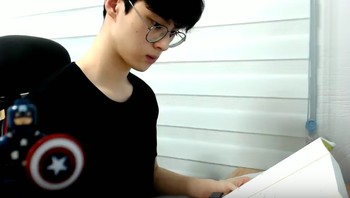 Namanya di YouTube adalah Bot No Jaem. Dia jadi terkenal justru karena sama sekali tidak melakukan apa-apa. Foto: YouTube