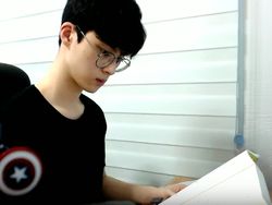 Sosok YouTuber Misterius & Pendiam yang Hebohkan Netizen