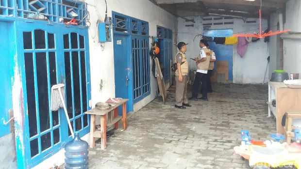 Tim sidak sumur resapan mendatangi pabrik di Kamal, Kalideres, Jakarta Barat, Rabu (11/7/2018)