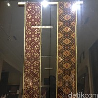 Tenun Geringsing dari Bali disebut John sebagai wastra Indonesia favoritnya. Saya sangat suka warna alaminya, kata pria yang koleksi kainnya sudah berjumlah hampir ribuan helai. (Foto: Daniel Ngantung/Wolipop)