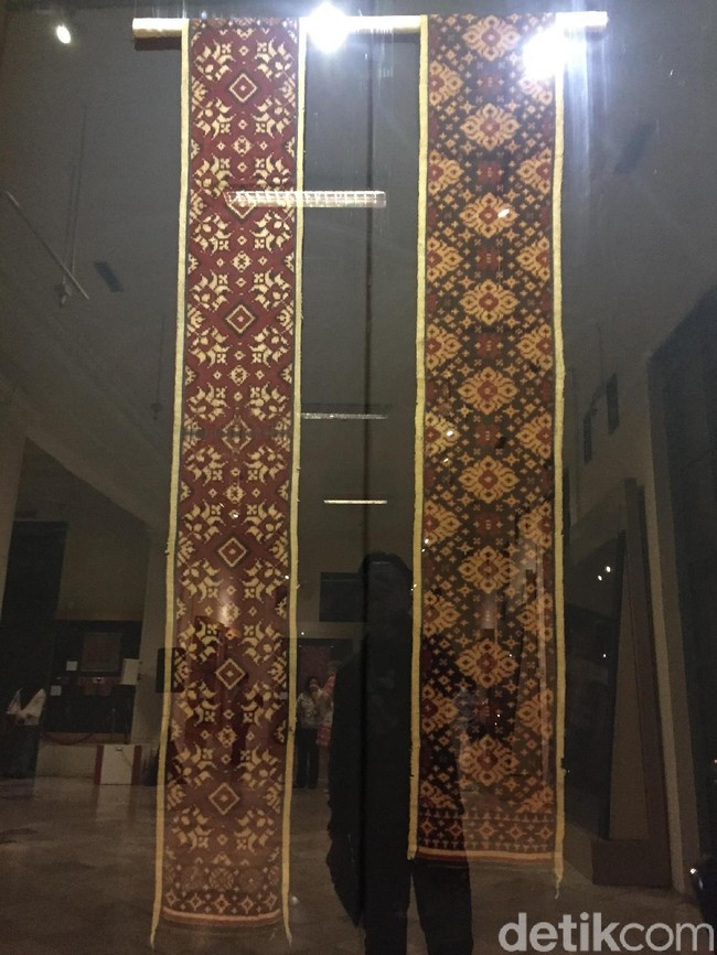 Tenun Geringsing dari Bali disebut John sebagai wastra Indonesia favoritnya. Saya sangat suka warna alaminya, kata pria yang koleksi kainnya sudah berjumlah hampir ribuan helai. (Foto: Daniel Ngantung/Wolipop)