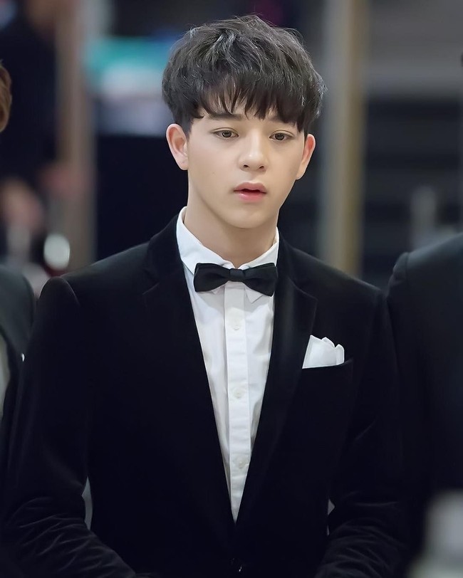 Ini gaya formal Suradet saat mengenakan tuksedo. Terlihat ganteng ya? Foto: dok. Instagram @bbasjtr