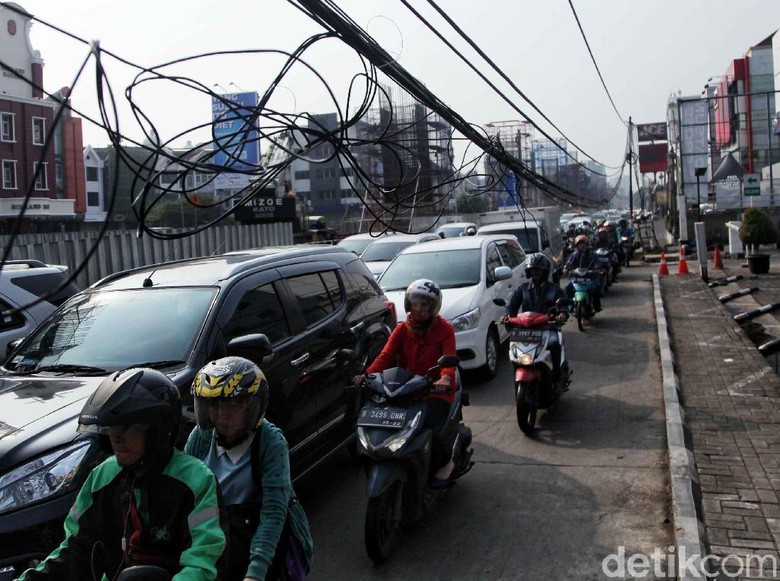 PLN: Kabel Menjuntai di Kelapa Gading Bukan Kabel Listrik PLN: Kabel Menjuntai di Kelapa Gading Bukan Kabel Listrik