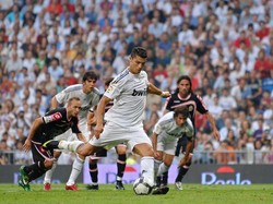 Ronaldo langsung bikin gol dalam debut kompetitifnya bersama Madrid, saat melawan Deportivo La Coruna di La Liga. Gol tersebut dicetak dari titik penalti yang membantu Madrid menang 3-2. Hanya saja, musim debutnya berakhir tanpa gelar juara. (Foto: Jasper Juinen/Getty Images)