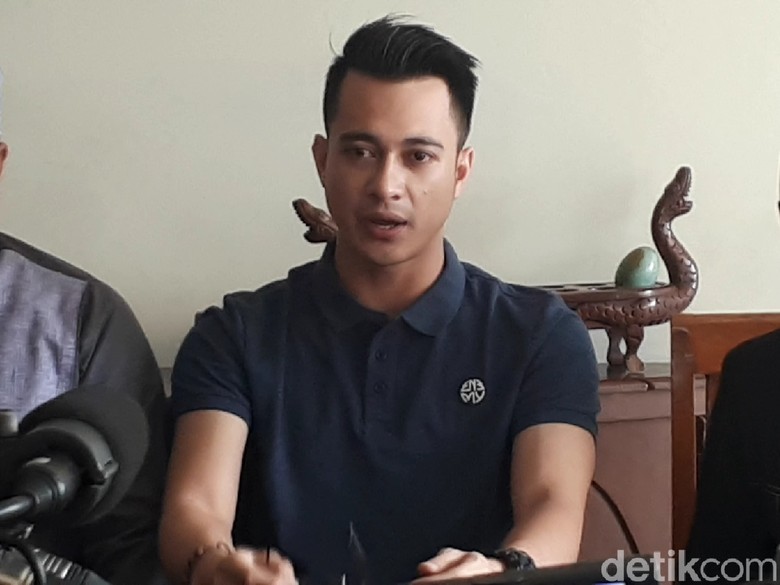 Eza Gionino: Sekalipun Saya Menikah, Tidak akan Saya Tinggalkan Ibu! Eza Gionino: Sekalipun Saya Menikah, Tidak akan Saya Tinggalkan Ibu!