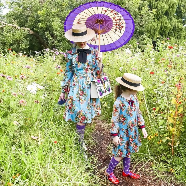 Banyak ibu yang suka tampil kompak dengan anak perempuan mereka pakai baju kembaran. Ibu bernama Jo Walker asal Australia ini salah satunya. Namun tampilan Jo Walker dan sang anak, Ivy lebih spesial karena pakai barang-barang branded. Foto: Instagram @byjowalker