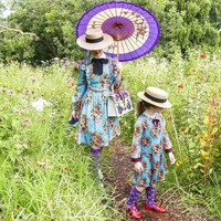Banyak ibu yang suka tampil kompak dengan anak perempuan mereka pakai baju kembaran. Ibu bernama Jo Walker asal Australia ini salah satunya. Namun tampilan Jo Walker dan sang anak, Ivy lebih spesial karena pakai barang-barang branded. Foto: Instagram @byjowalker