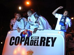 Setelah tanpa gelar di musim pertamanya, Ronaldo pada akhirnya meraih trofi perdana bersama Madrid di musim 2010/2011 alias pada musim keduanya. Copa del Rey adalah trofi pertama yang diangkatnya di tanah Spanyol. (Foto: Denis Doyle/Getty Images)