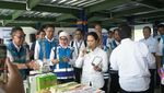 Berkacamata Hitam, Rini Tinjau UMKM di Rest Area Tol