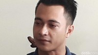 Dengan suara bergetar dan mata yang berlinang air mata Eza memohon agar bundanya itu tak emosi lagi.