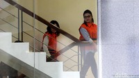 Rooslynda Marpaung dan Rinawati Sianturi merupakan tersangka kasus dugaan suap dari eks Gubernur Sumut Gatot Pujo Nugroho.