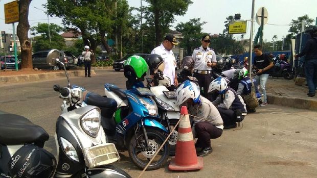 Petugas mencabut pentil motor yang parkir sembarangan