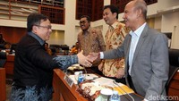 Menteri PPN/KA Bappenas Bambang Brodjonegoro terlihat bersalaman dengan pihak Banggar DPR.