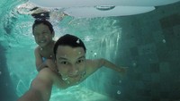 Tian dan Juna asyik berenang di kolam renang villa (titi_kamall/Instagram)