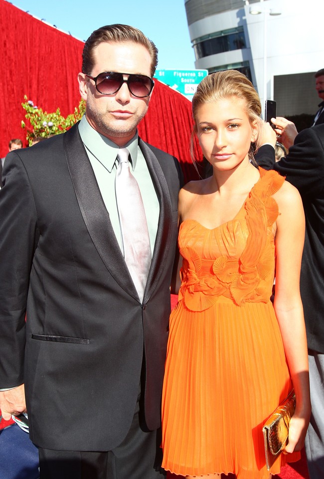 Sejak remaja, Hailey rajin menemani sang ayah, Steve Baldwin di karpet merah. Kali ini ia memakai gaun oranye pendek yang mirip gaun prom. Foto: Dok. Getty Images