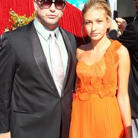 Sejak remaja, Hailey rajin menemani sang ayah, Steve Baldwin di karpet merah. Kali ini ia memakai gaun oranye pendek yang mirip gaun prom. Foto: Dok. Getty Images