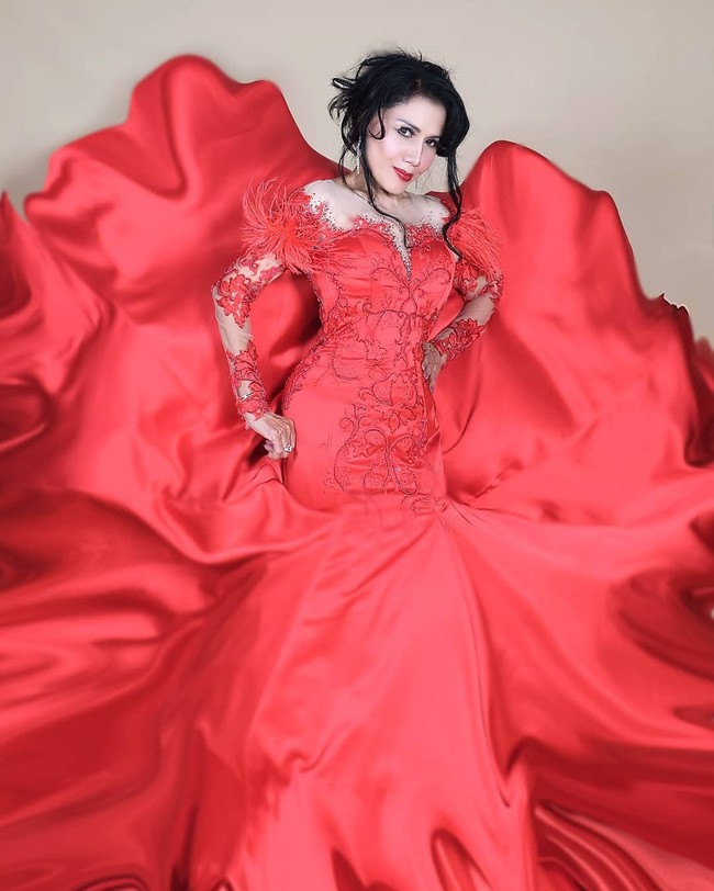 Nama Rita Sugiarto tentu tak asing lagi bagi penikmat musik dangdut di Indonesia. Meskipun sudah berusia 50-an, Rita Sugiarto tetap cantik dan memesona. Foto: dok. Instagram @ritsu1909