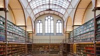 Jadi yang tertua, perpustakaan ini sudah ada sejak abad ke-19. Keseluruhan koleksinya mulai dari tahun 1885. Rak-rak buku ini menjadi saksi dari manuskrip sejarah seni sejak jaman dulu (Rijksmuseum Amsterdam)