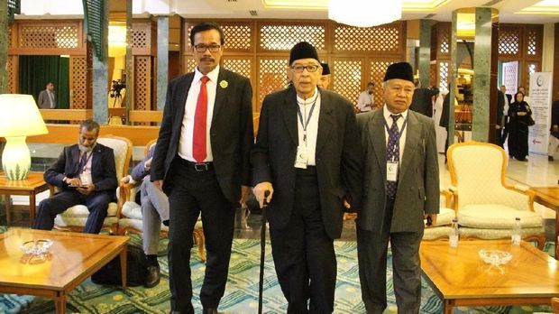 Wakil Tetap RI di OKI, Agus Maftuh Abegebriel mendampingi Ketua Delegasi Ulama Indonesia, Prof. Dr. KH. Quraish Shihab dan anggota delegasi KH. Muhyidin Junaidi dalam Konferensi Internasional Ulama untuk perdamaian Afghanistan di Jeddah Arab Saudi