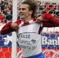 Bagi Griezmann sosok Erika begitu berarti. Kecintaannya pada sang istri pun pernah diperlihatkannya ke publik dalam sebuah pertandingan pada Maret 2017. Merayakan golnya untuk Atletico Madrid, Griezmann mengangkat kaus jersey yang dipakainya. Dan di balik jersey itu, dia memakai kaus bertuliskan ucapan selamat ulang tahun untuk istri tercintanya. Feliz Cumple Gordita’ yang berarti Happy Birthday Chubby. Foto: Instagram, Facebook