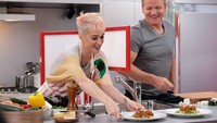 Katheryn Elizabeth Hudson atau Katy Perry merupakan seorang diva pop terkenal asal Amerika. Melalui akun Instagramnya, Katy kerap membagikan aktivitasnya saat nyanyi atau ketika makan. Ini keseruannya saat masak dengan chef Gordon Ramsay. Foto: Instagram @katyperry